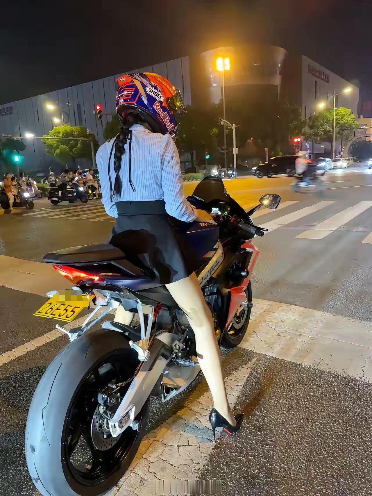 不懂就问，高跟鞋骑摩托不违规吗？