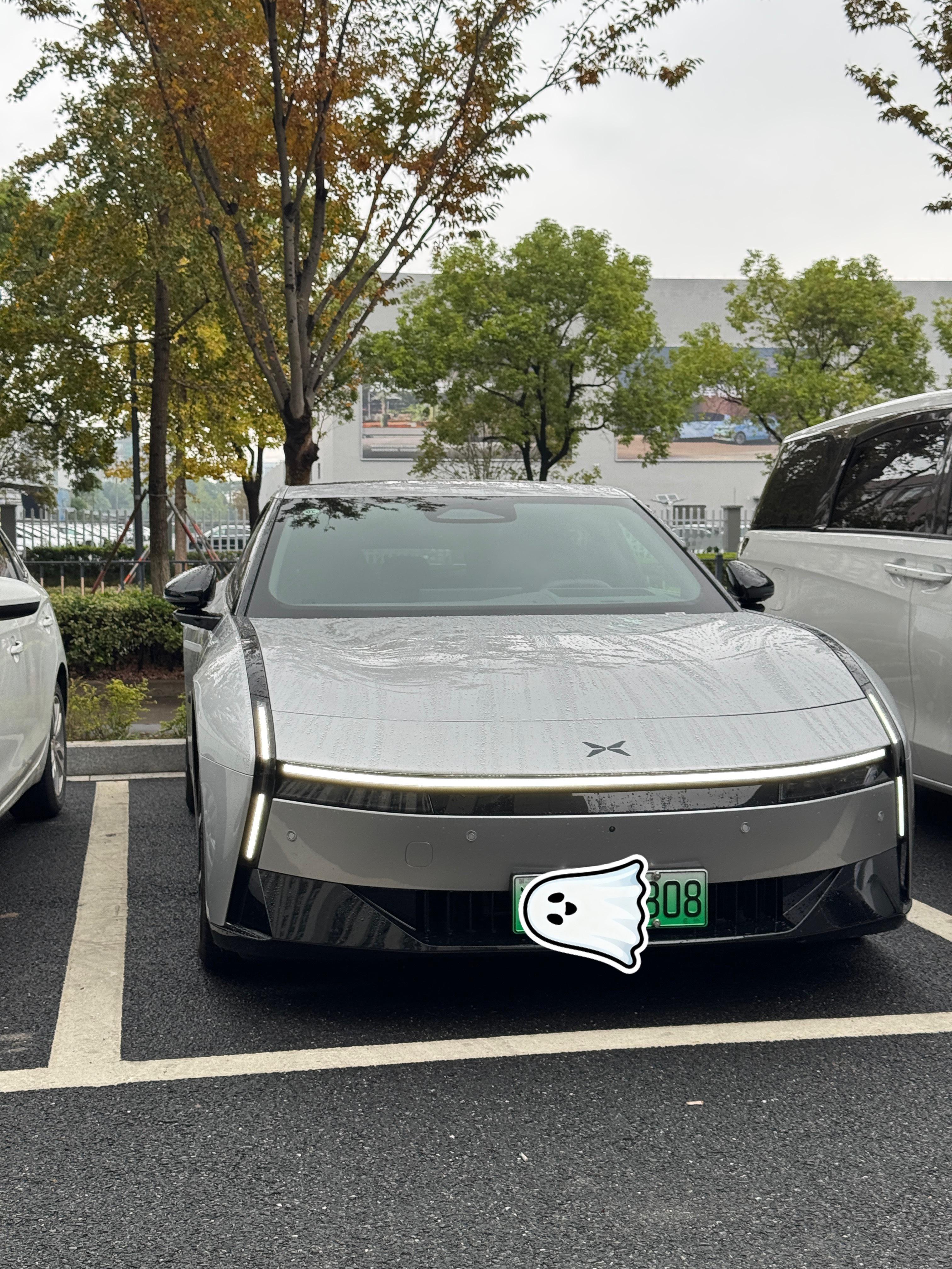 雨天拍全新小鹏p7 新月银应该会很好看吧[doge]开车去看看怎么个事[举手][