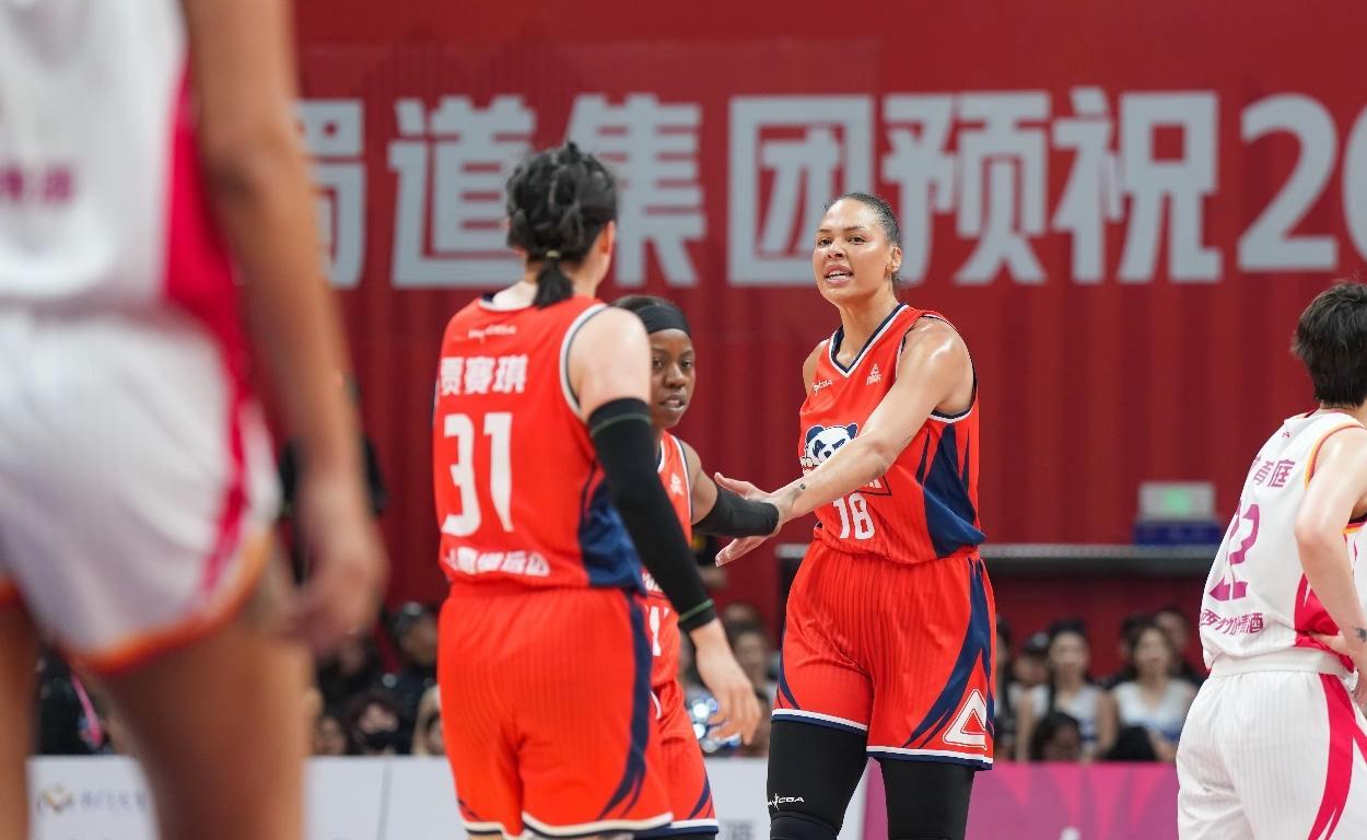 四川女篮已在出局边缘因为坎贝奇伤退、奥贡停赛。

这支志在冲冠的队伍突然遇到了大