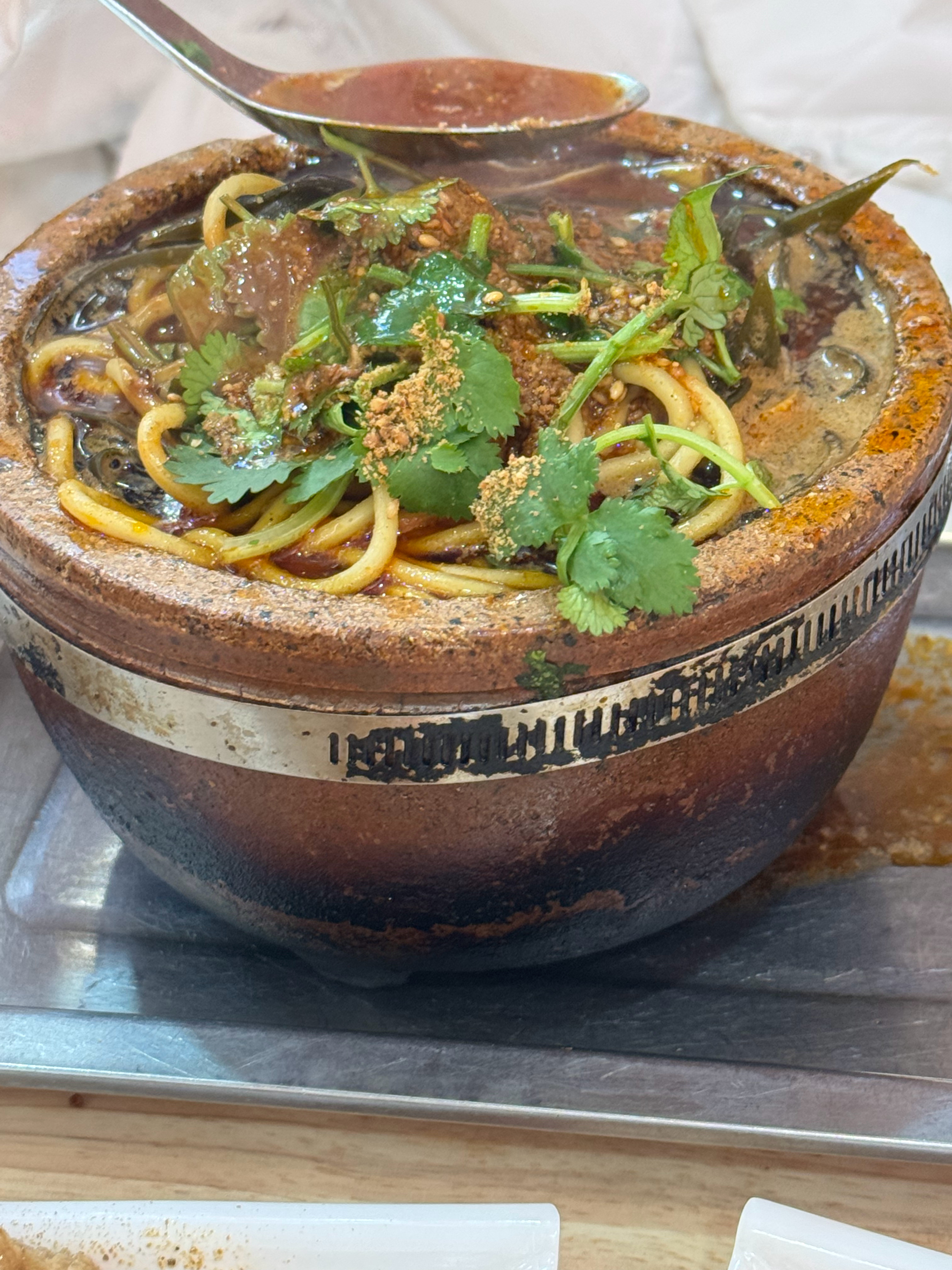 忍不住要和你们分享了，今天这个砂锅真的无敌巨好吃！特别是他们家这个炸的面筋泡到汤