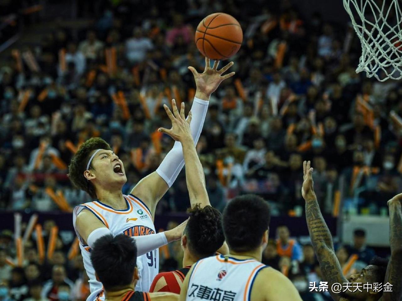 “上海、广厦双雄领跑，北京首钢伺机搅局” 的态势。

🏆 第一梯队：冠军最有力