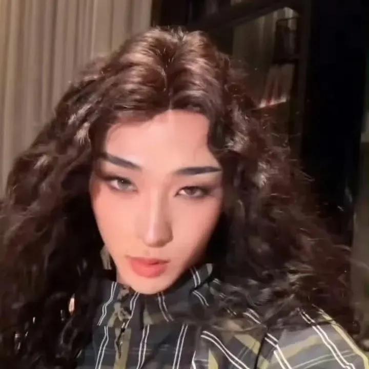 伊能静儿子恩利万圣节爆改变身，女装造型很惊艳呀。
这位22岁的年轻人，脚踩9厘米