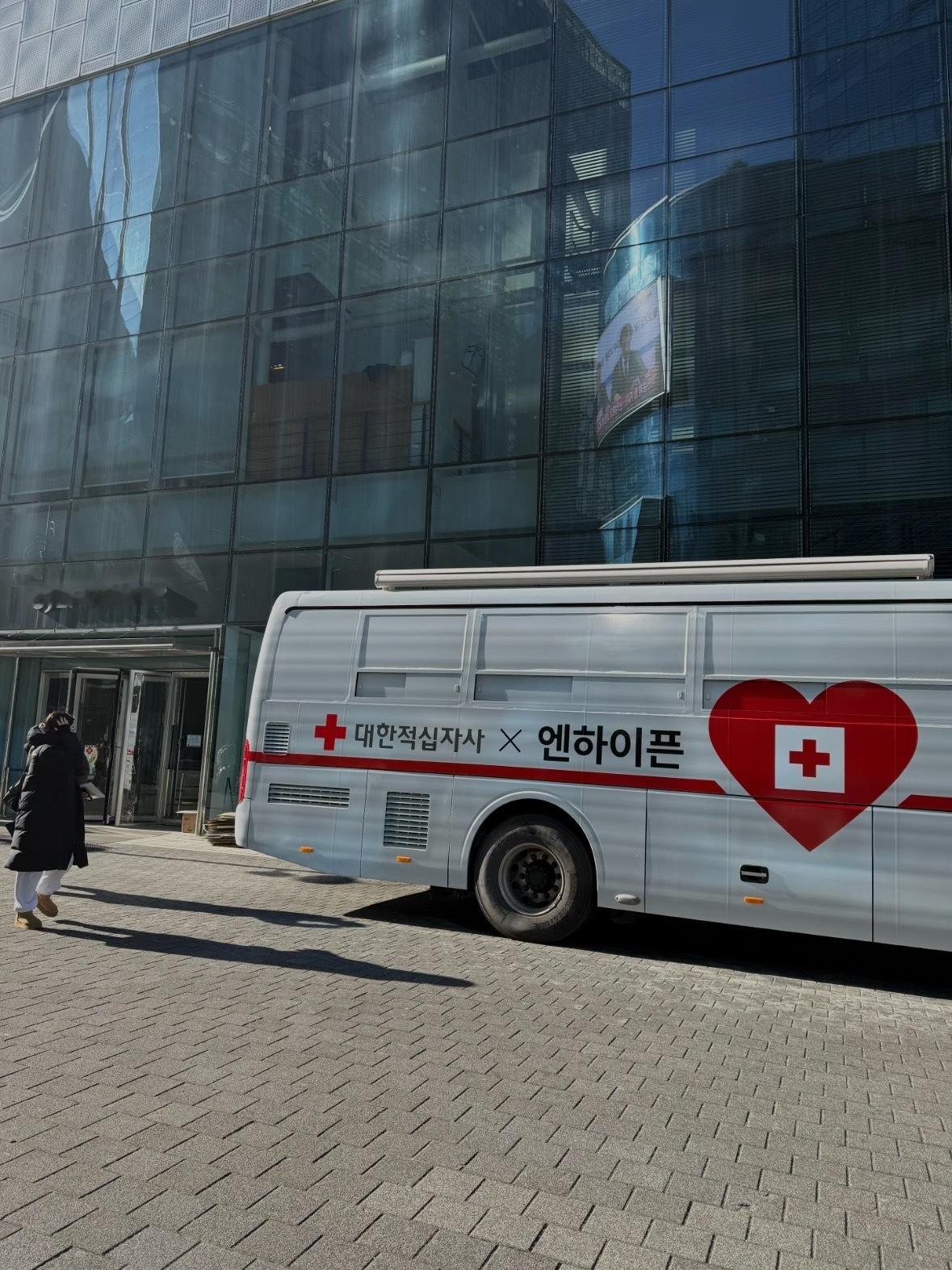 ENHYPEN的献血车直接停在预录室的门口… 