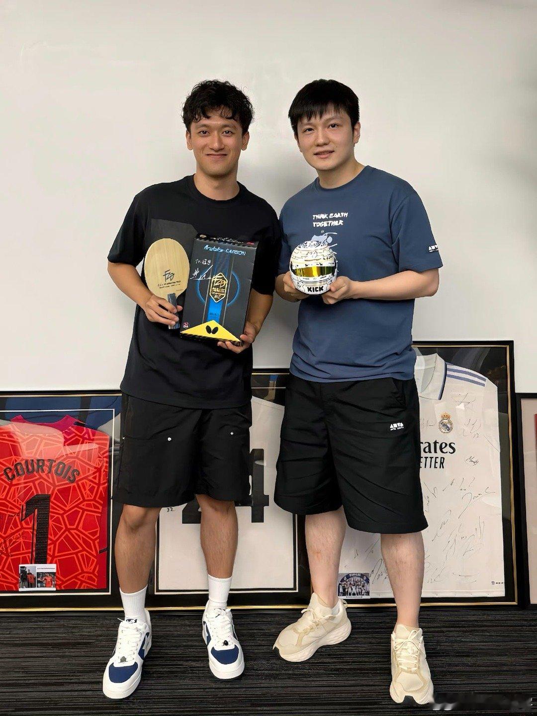 周冠宇樊振东合影晒出合影：🏓 好久不见bro！！ ​​​