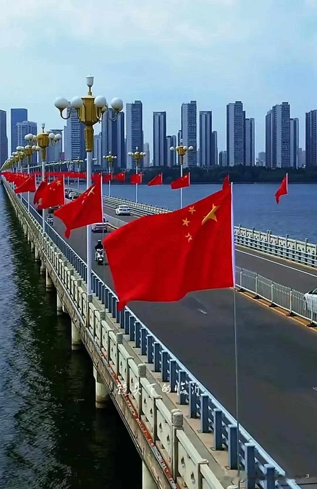 喜迎国庆节，红旗迎风飘！
   街头巷尾，公路桥梁，张灯结彩，红旗飘飘！
   
