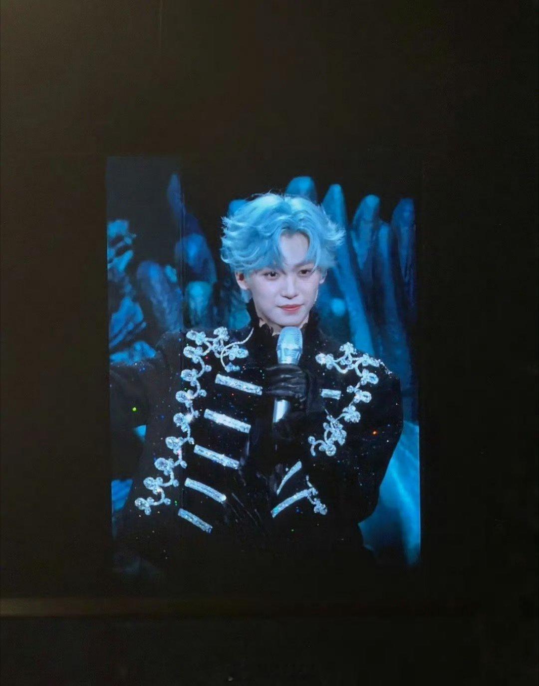 梓渝的首场演唱会造型图来了，染了一头蓝色的头发，有黑色、红色、白色三款不同颜色的