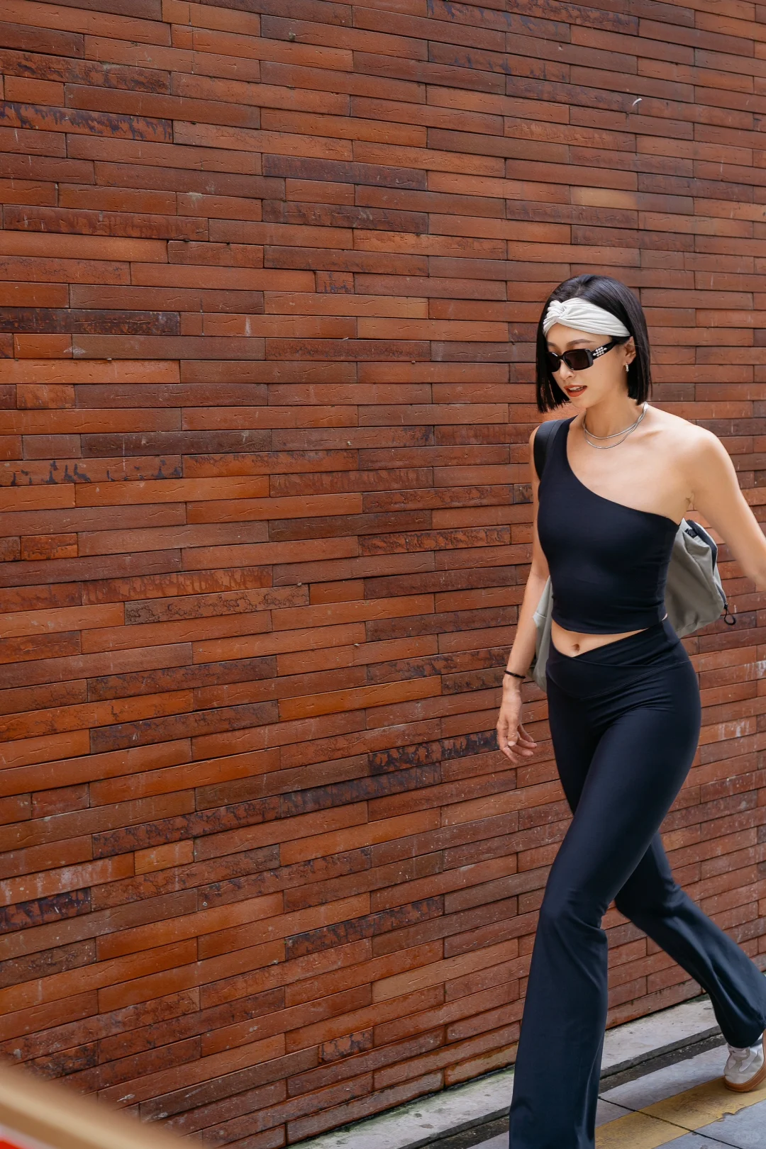 没错 是运动完去喝咖啡的时髦女孩