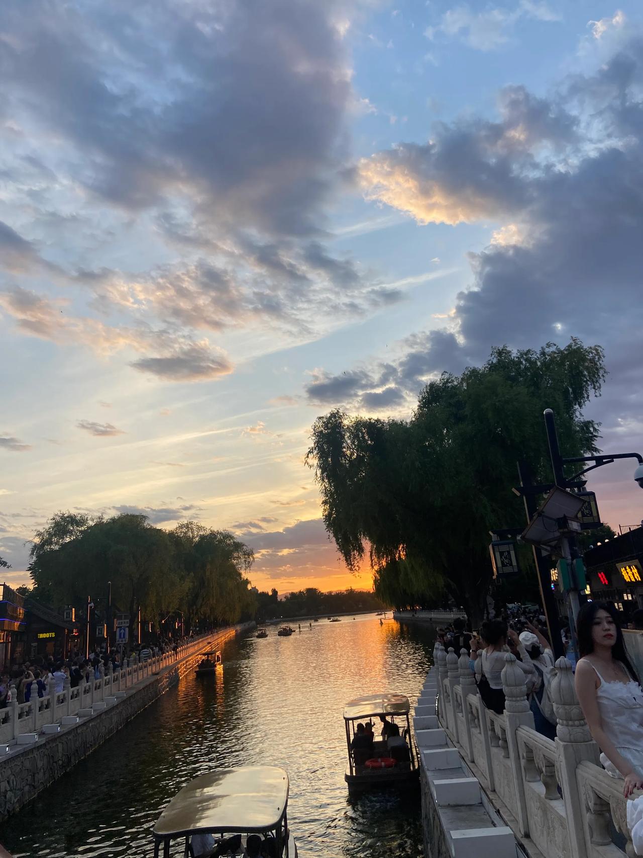 《中秋月》
苏轼
暮云收尽溢清寒，银汉无声转玉盘。
此生此夜不长好，明月明年何处