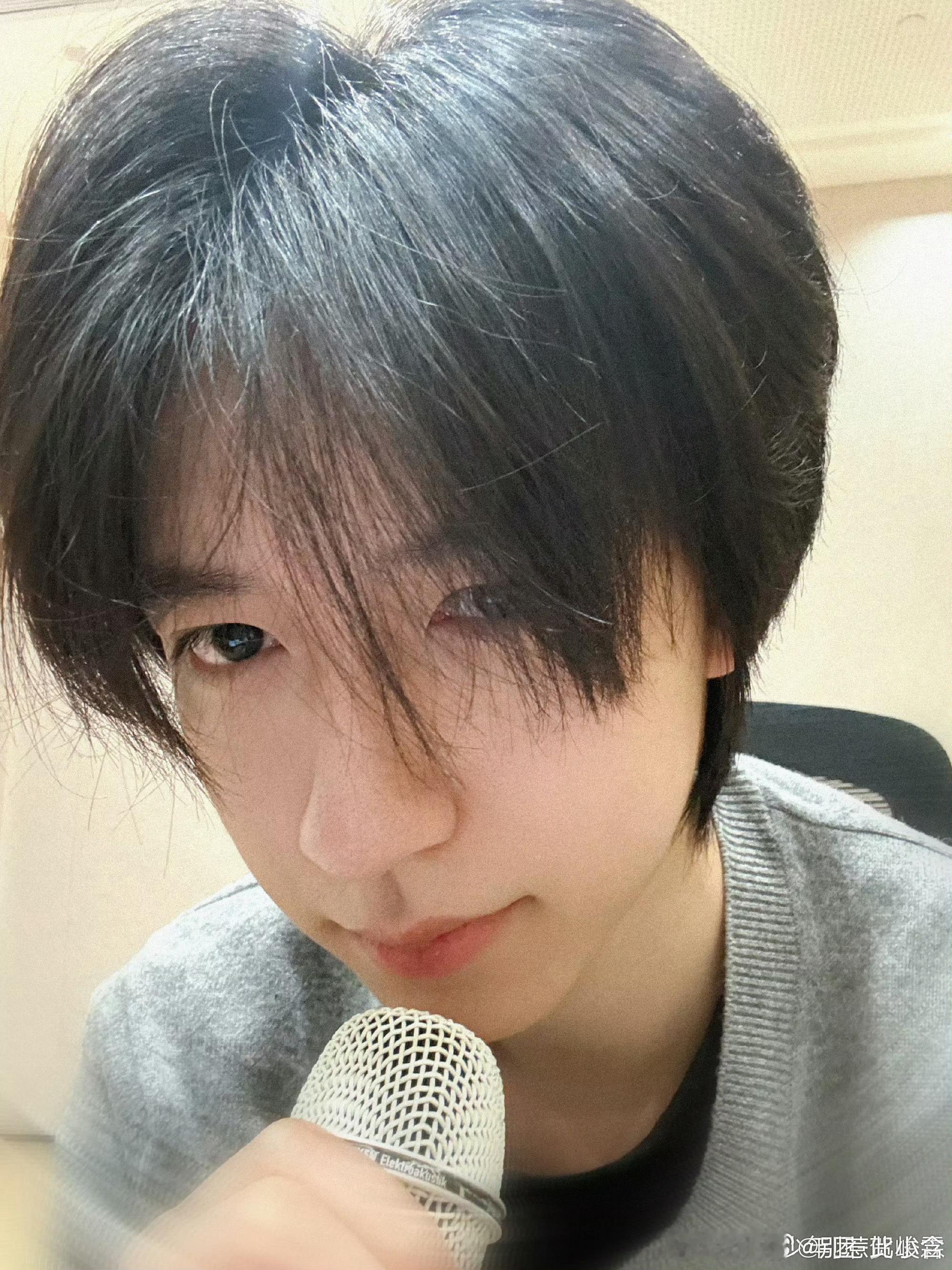 HJL HJL “希望你永远不被世俗拖累，绚烂耀眼，做自己想做的事，成为自己想成