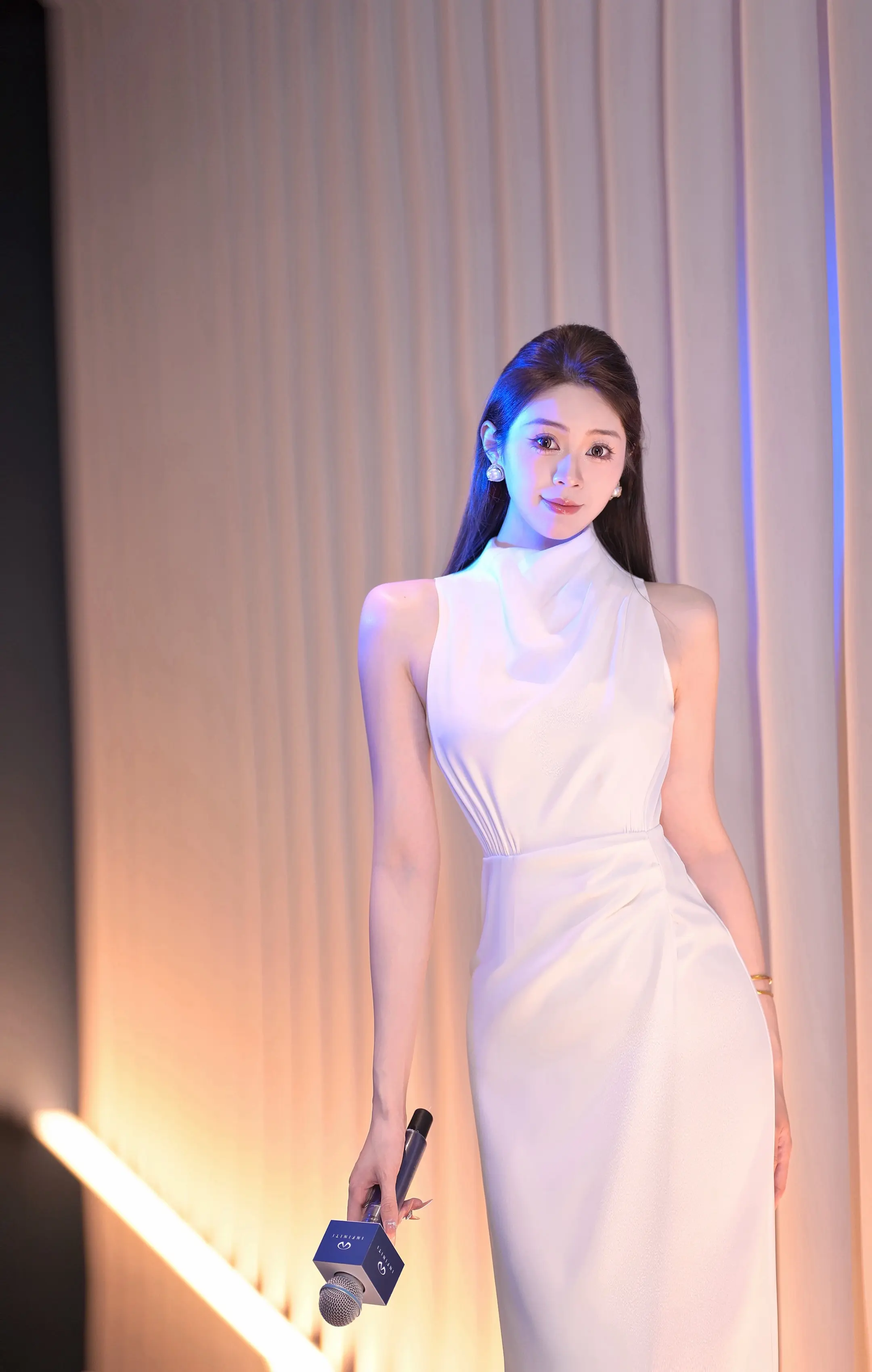 今天北京展确实来了好多明星 主持人的光鲜亮丽仅限在台上 无数个疲惫却依...