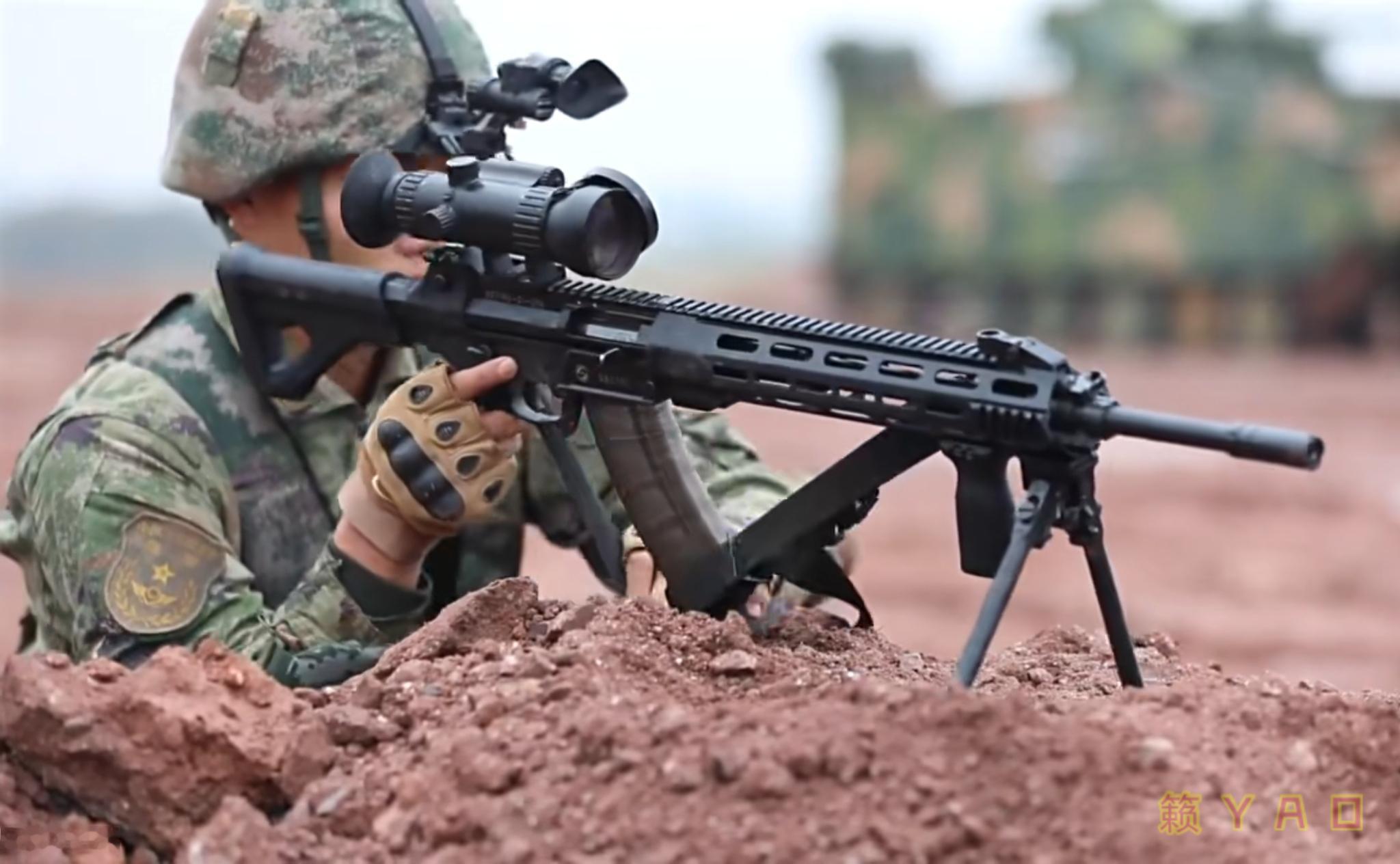 有些单位给191枪族配发了一款与MGL 95-1-300型微光瞄准镜极为相似的微