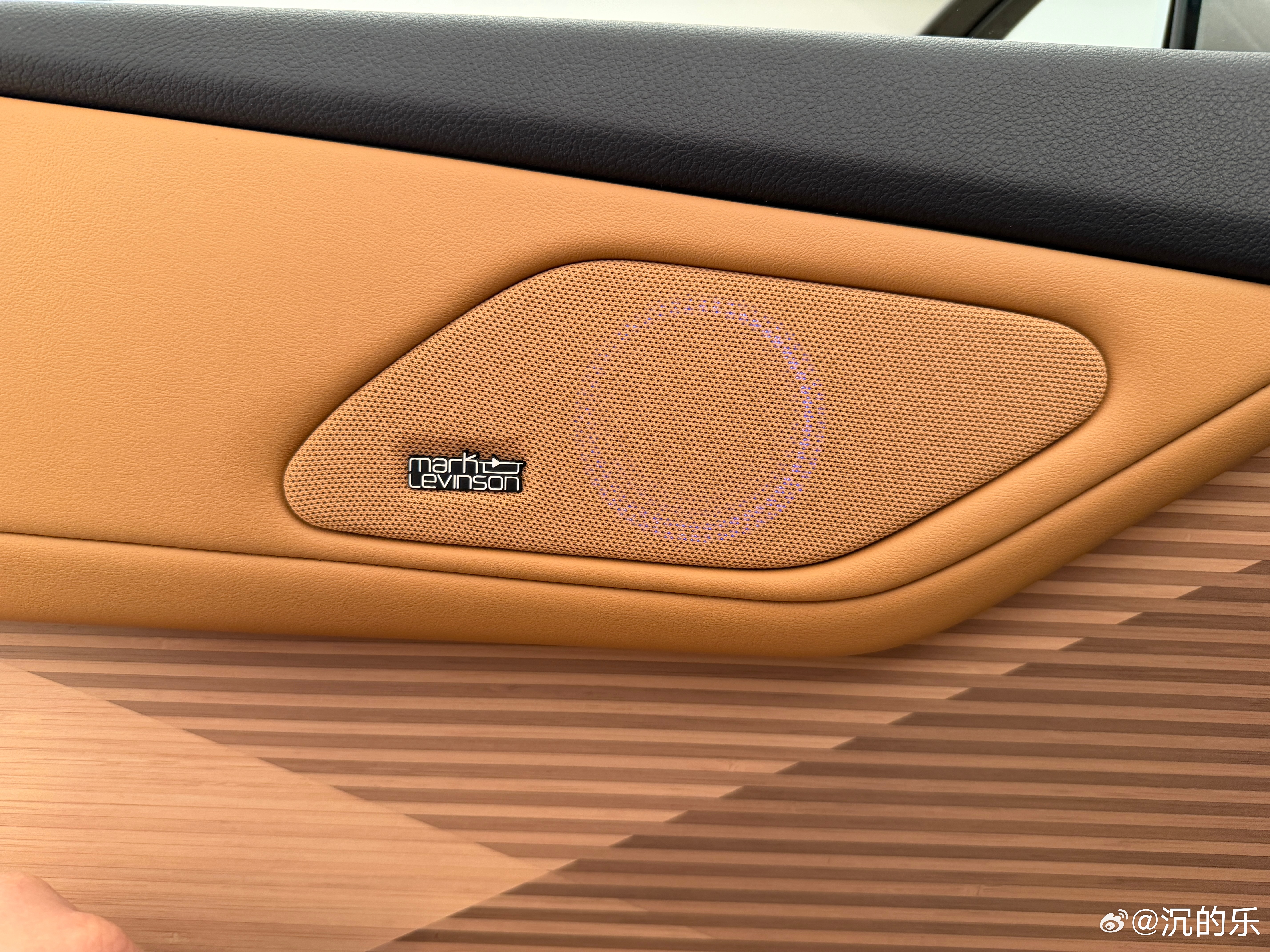 这车实车确实比图片里看着好多了，特别不上相，一些立体的折角啊，质感啊图片真的拍不