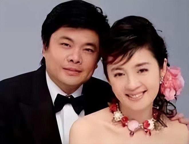 2004年，亿万富翁丁健跟妻子提出了离婚，当时妻子刚生产完5个月，为了孩子考虑，