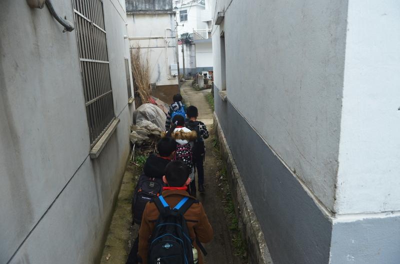 你们以前上学那会需要父母接送吗?