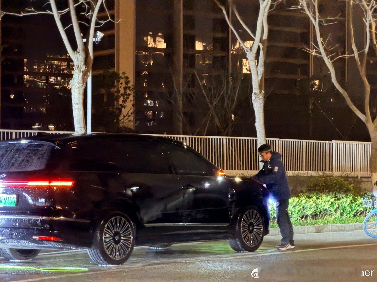 马上过年了，外面洗车店都涨价，蔚来上门洗车！！！居然不涨价蔚来