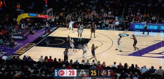 巨细标配！詹姆斯命中转身跳投！
在今天NBA常规赛湖人对阵活塞的第一节比赛中，詹