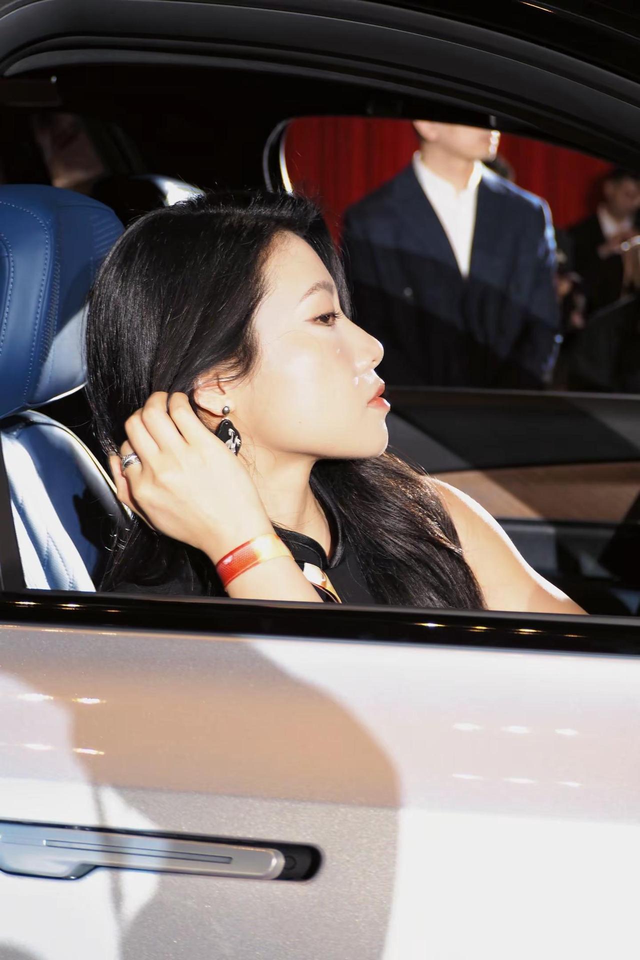 今儿个真是误闯天家了凯威德 小凯雷德 纯电公路之王凯迪拉克