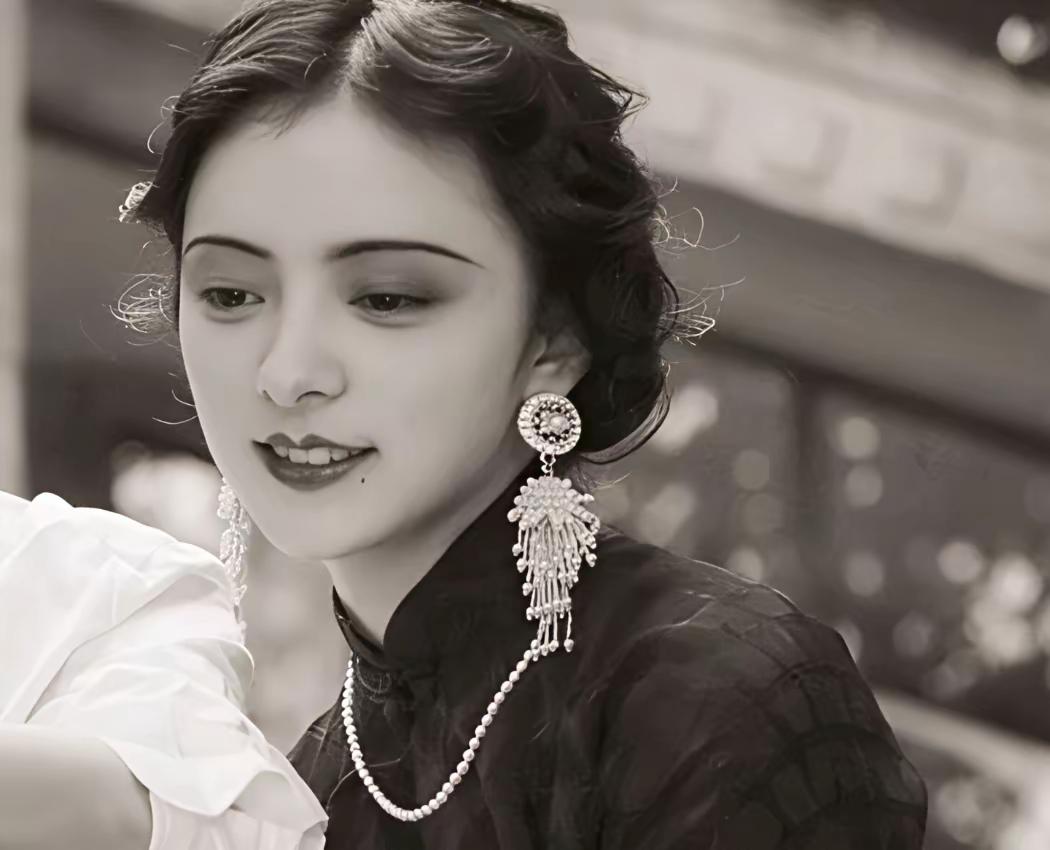 1974年，耄耋之年的杨森，迎娶了还未成年的小姑娘张灵凤。洞房之夜，就在杨森要扑