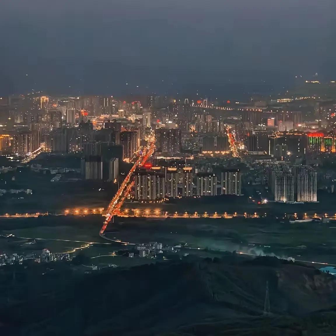 贵港，这座南疆的五线城市，夜景也是如此的美丽动人，只有在夜晚才能看出一个城市的生