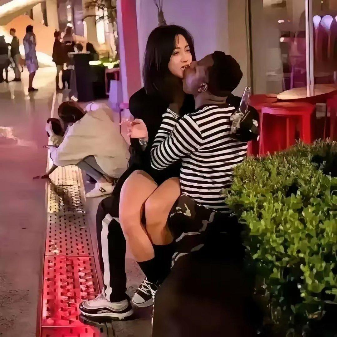 这姑娘图啥呀？？ 
