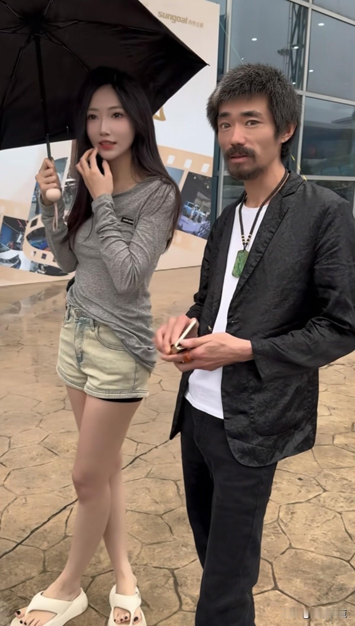 一位男网红突然火了，外滩之畔，饭店门口，车展内外…
游人争相与他合影，美女不离左
