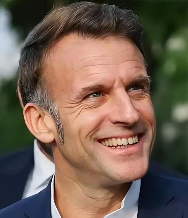 刚吃完“火锅”就翻脸？马克龙回国首日放话：若不满足要求，就对中国加税！
 
马克