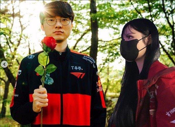 这谁受得了！Faker美女粉丝&韩国游戏女主播晒活动返图：T1女粉着实顶级~[舔