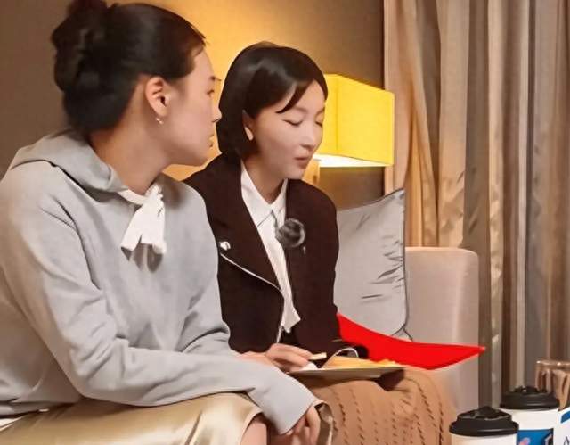 马思纯探班周冬雨，两人重修旧好？还是为了节目效果？