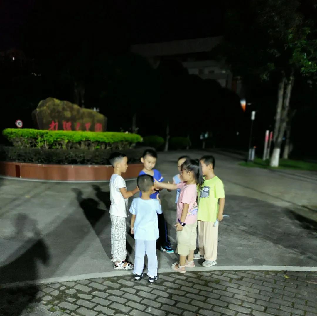 有些小孩就应该在家里圈养，不要出来玩。昨天因为孩子和别人吵了一架，真不明白小孩之