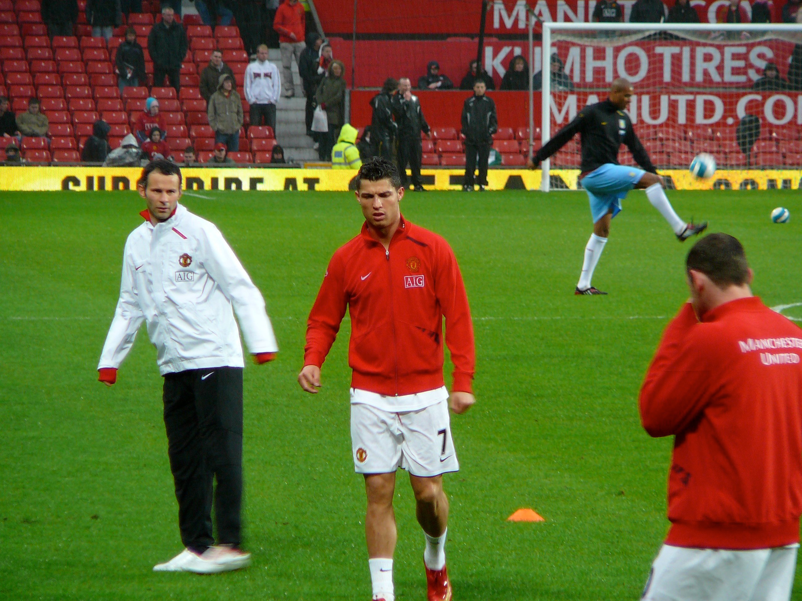 C罗c罗 小卷毛赛前场边热身影像（长大了再也没穿过红鞋子了） 