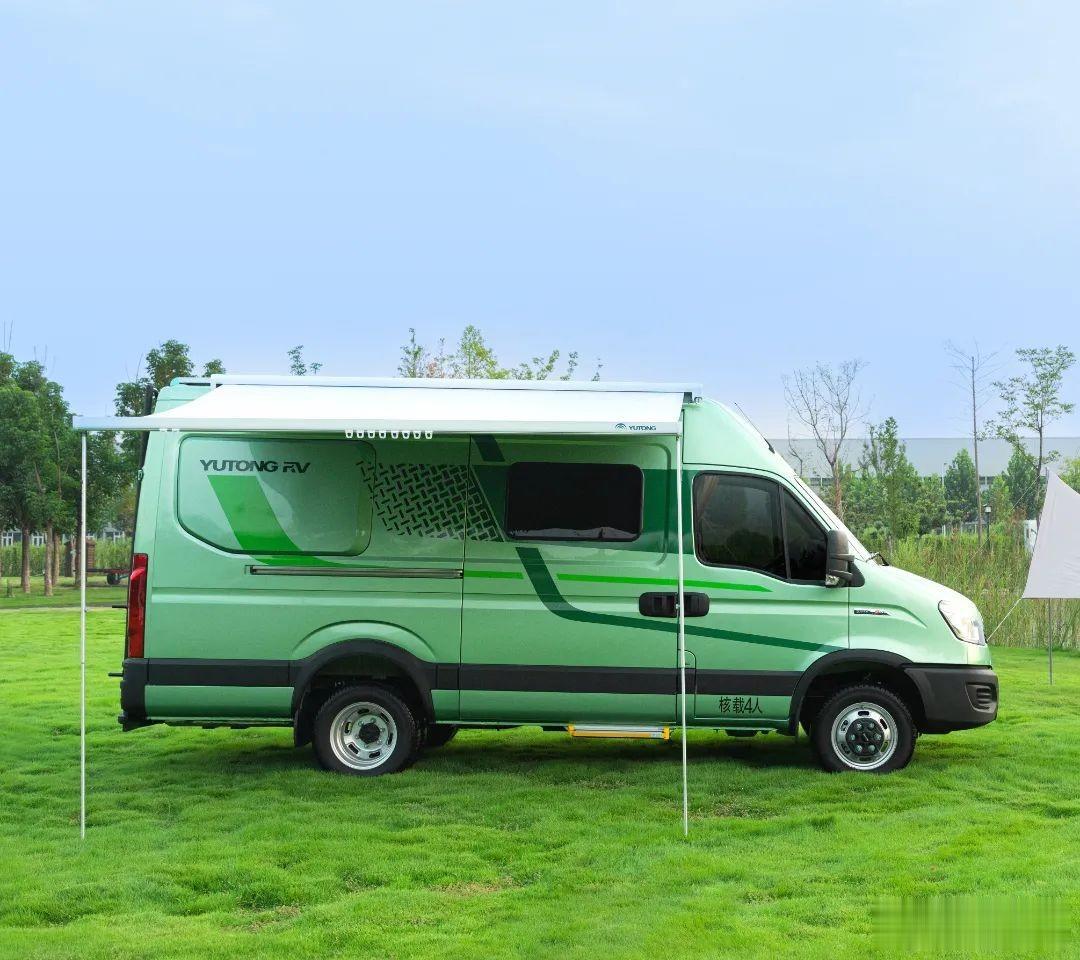 宇通B530横置床布局房车，基于依维柯欧胜底盘打造，西西弗绿配色车身，看起来生机