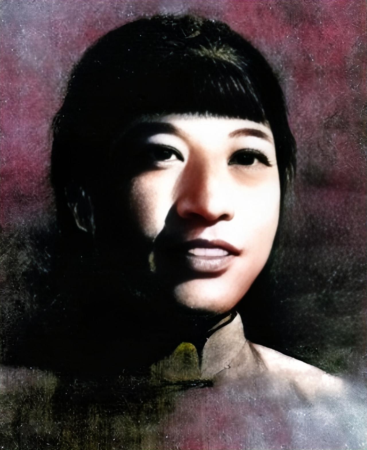 1928年，贺龙的妹妹贺满姑被敌人绑在木桩上，敌人用刀子一片一片地割下她的肉，又