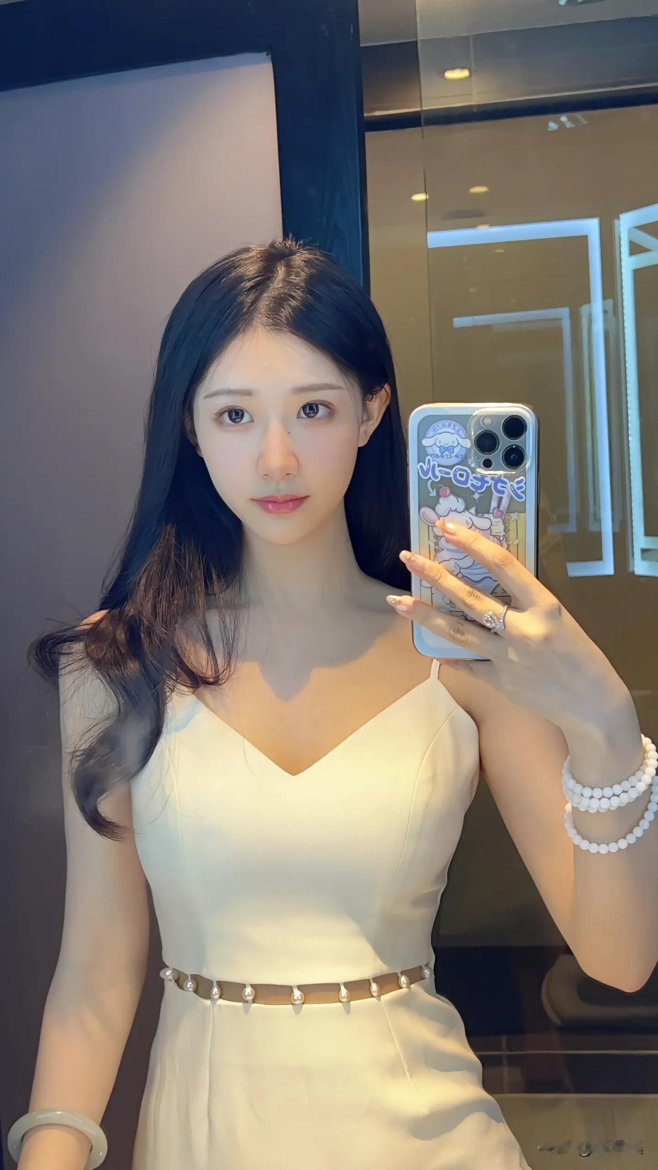 镜中人影，如梦似幻。