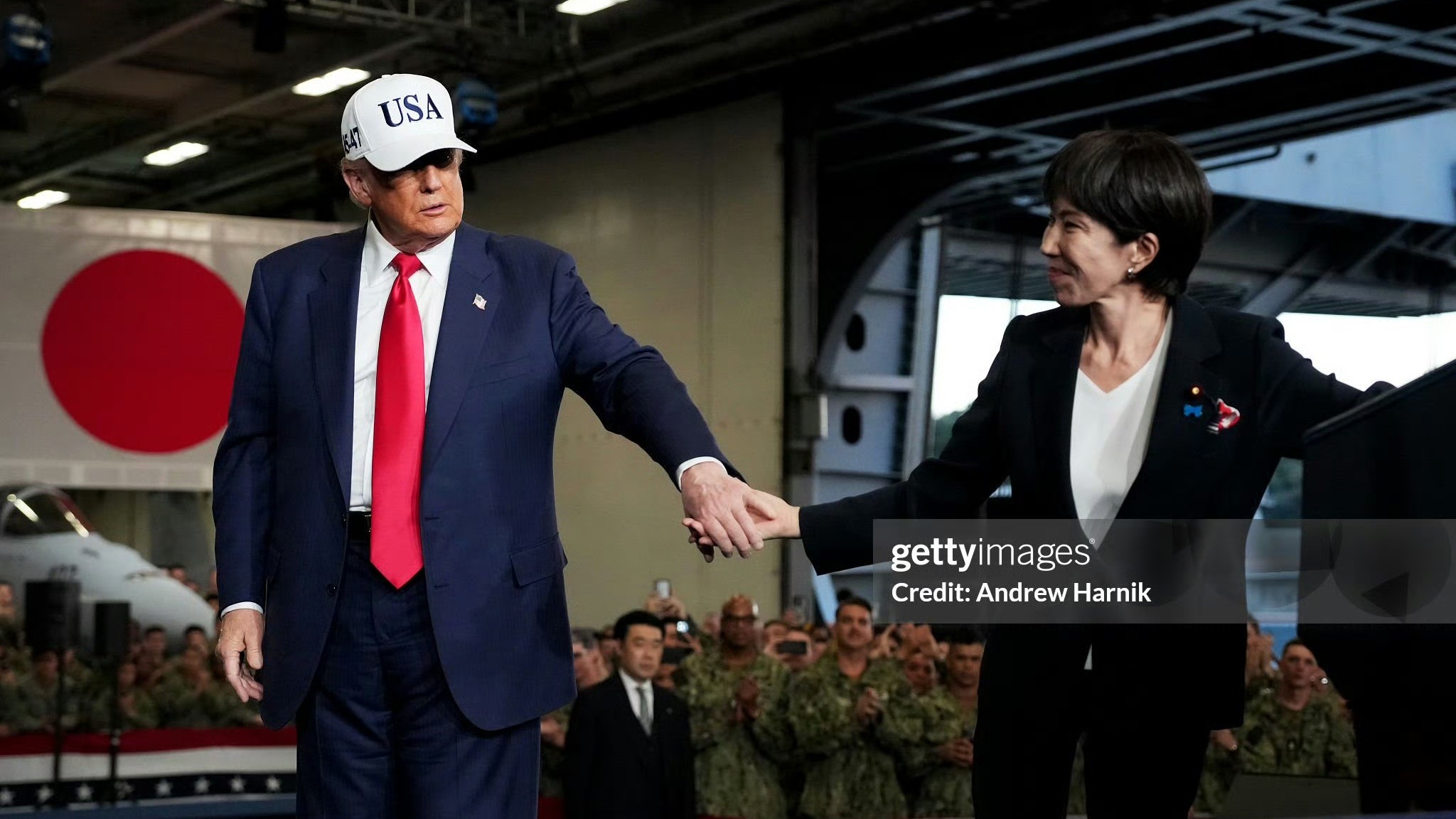 特朗普的新女友--高市早苗…牵手拥抱…不知道会不会玩亲亲……特朗普1分钟内两次无