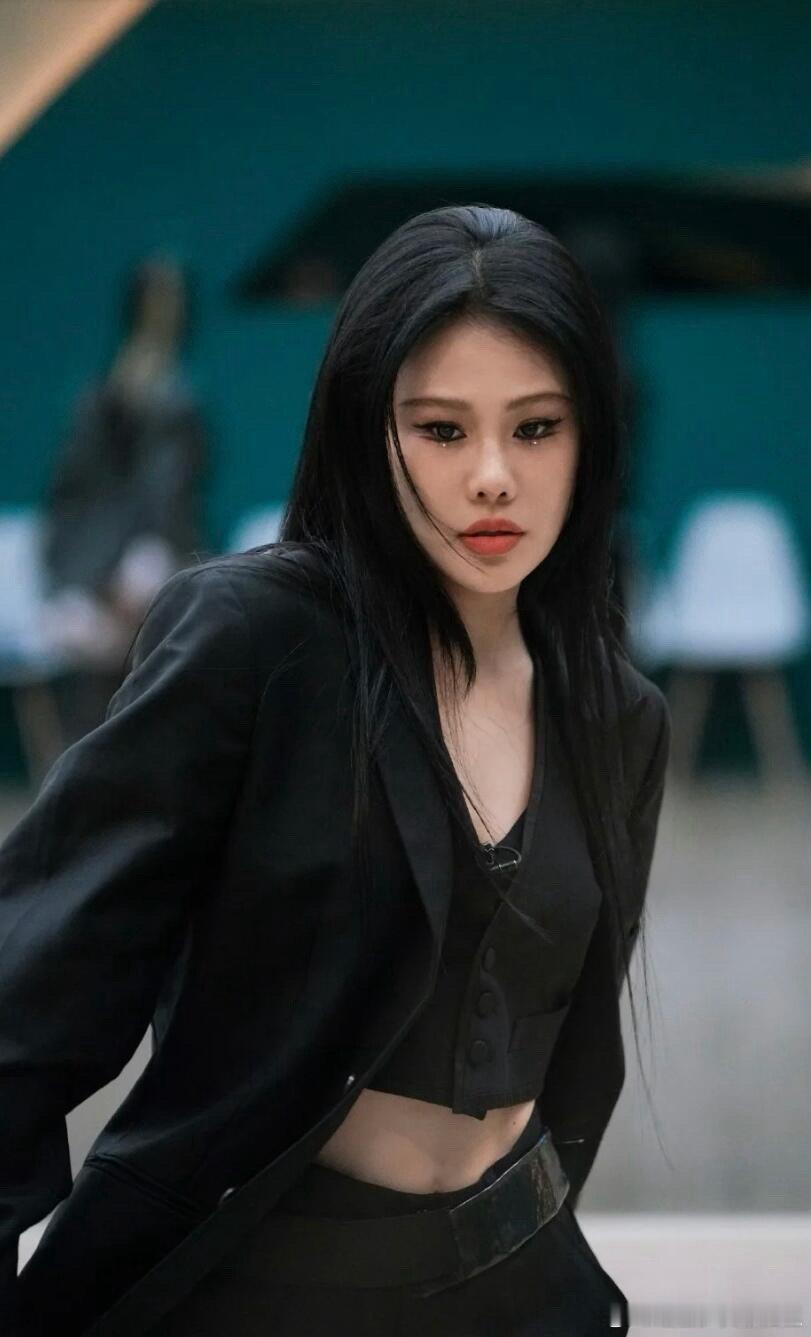 袁娅维黑长直完全是女王级别 袁娅维这发量看着就很扎实，又黑又直顺滑得很，像一块黑