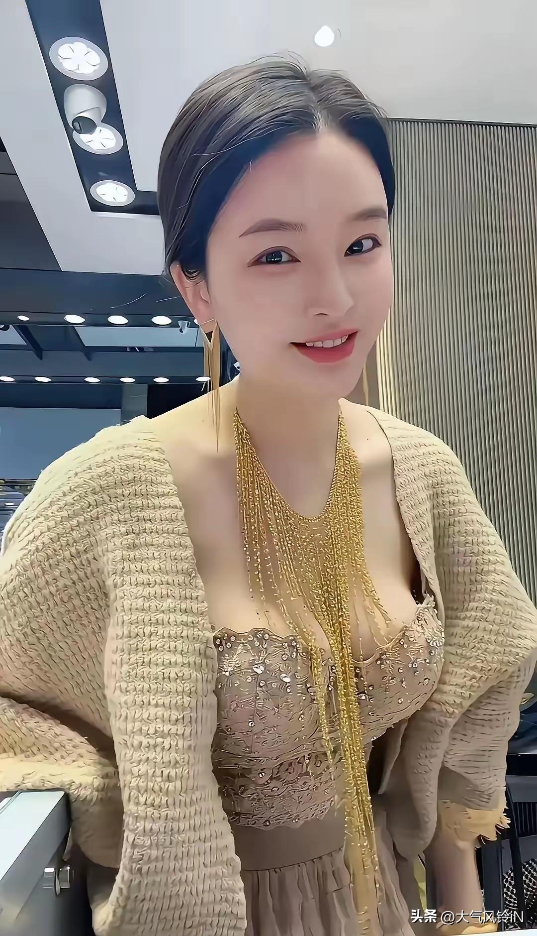 这样的金饰品挂这脖子上滴落刮撒的不碍事吗？再有钱也不值得这样显摆，反正俺一天到晚