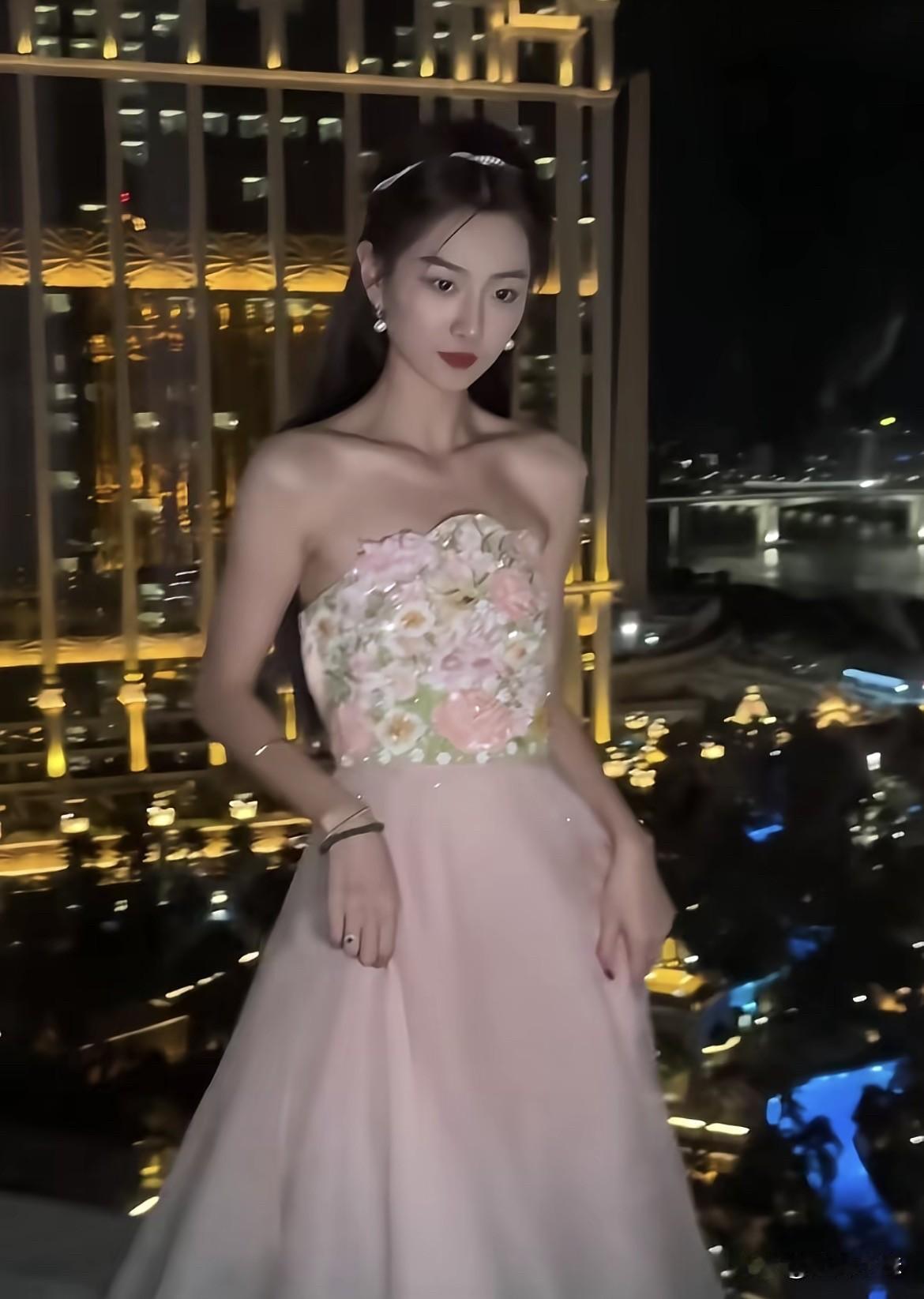 什么样的女生才能让人过目难忘？往往源于个人魅力、自信和独特性的综合表现，英姿飒爽