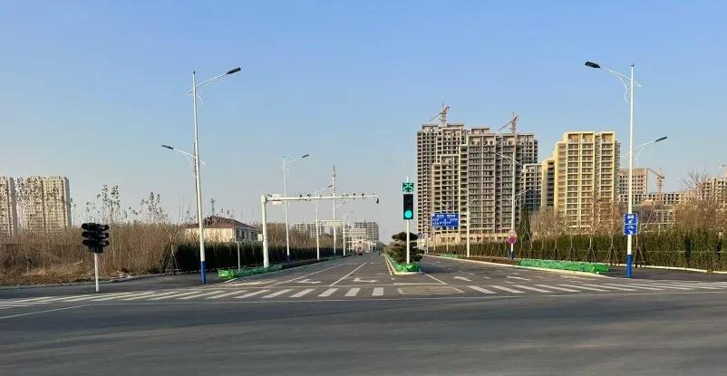 近日，青岛平度市苏州路（重庆路至凤阳路）新建工程目前已正式通车。苏州路（重庆路至