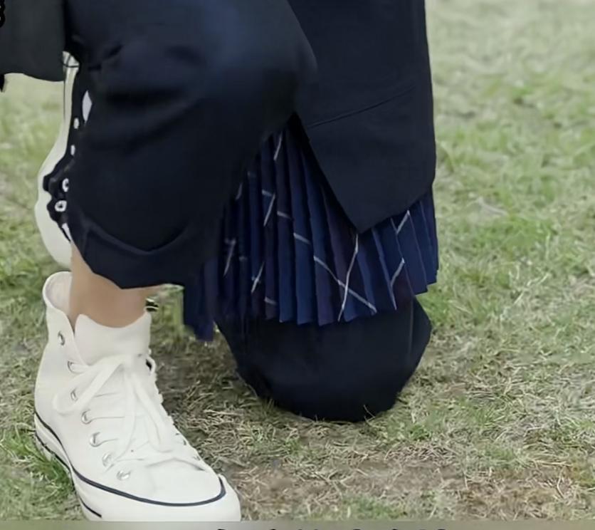 女孩单膝跪地，
主动向男友求婚，
甚至用所有积蓄买来了这枚戒指 ，在女孩眼中男友