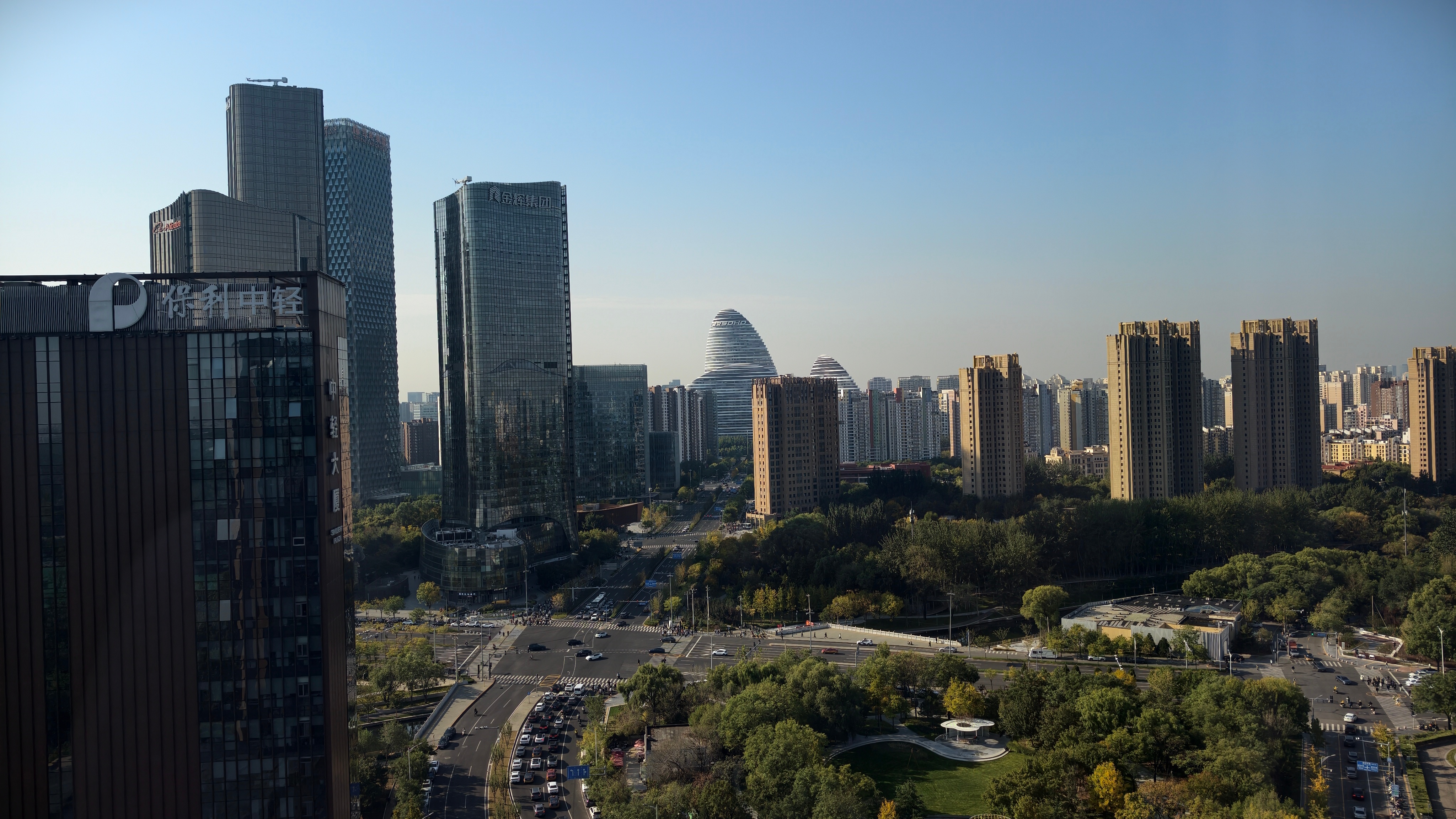 今天北京的天气有点好，秋高气爽的。  ​​​