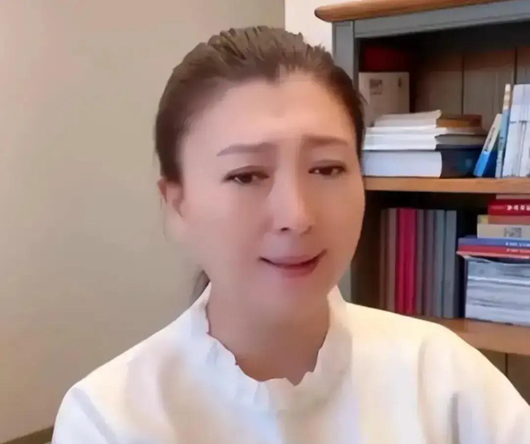 3月12日，有网友发现，演员闫学晶在抖音、快手等多个社交平台的账号，已正式解除“