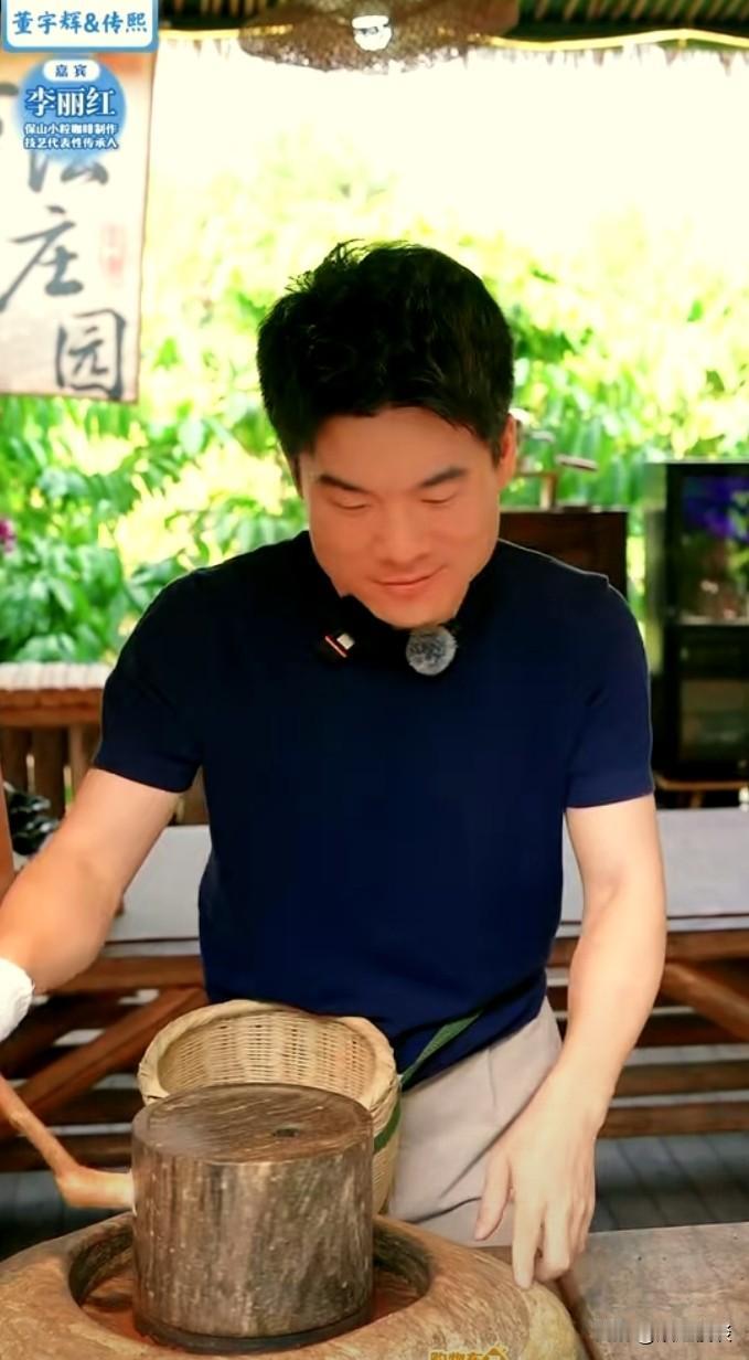 看花容易，拉花难。
古法咖啡庄园，彪哥带着传熙专心致志学习现磨咖啡技术，前半段一