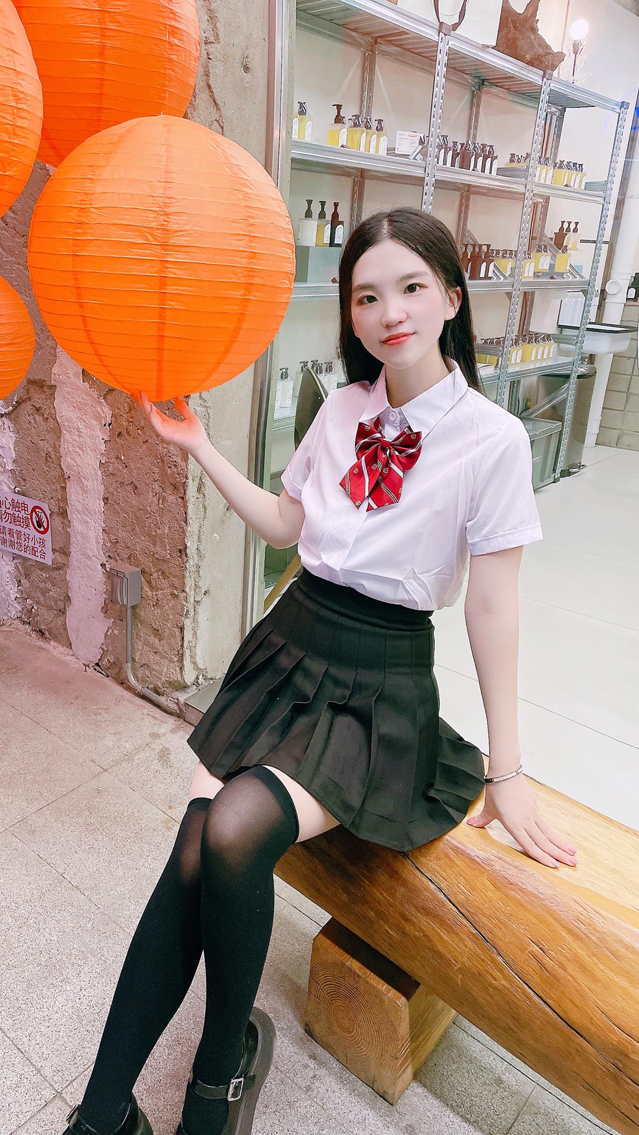 忙忙碌碌也不要忘记好好生活。jk 美女 ootd穿搭 过膝袜