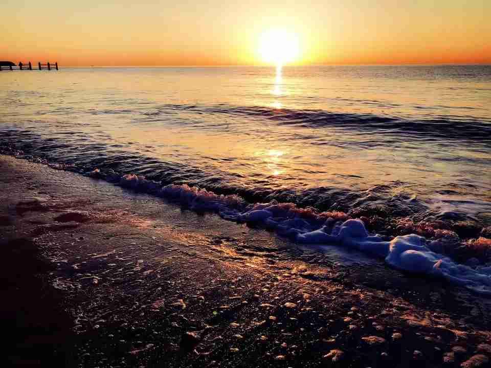 我的今日状态：😁轻松愉快
我这里的天气：☀️晴天。底图照片是初冬的渤海之滨景象