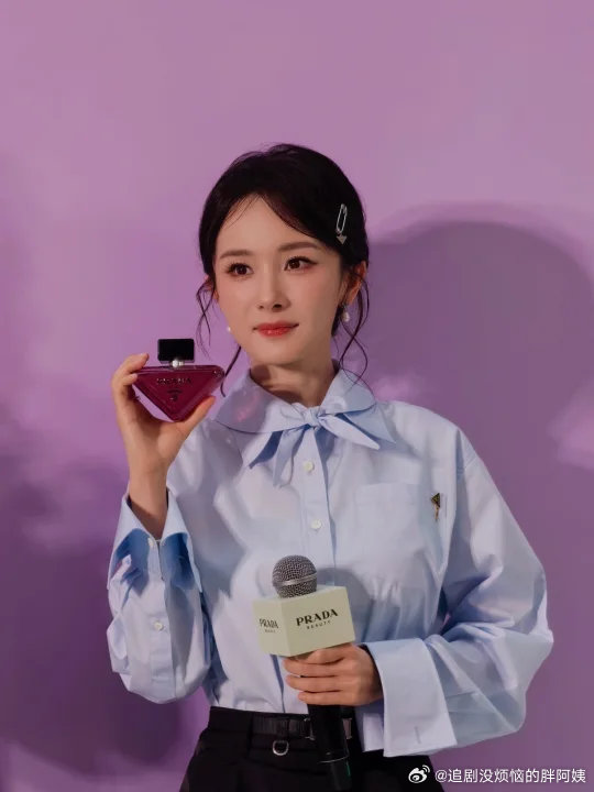谁能拒绝杨幂喷出来的香水味谁能拒绝杨幂喷出来的香水味杨幂走路粉天菜杨幂上海