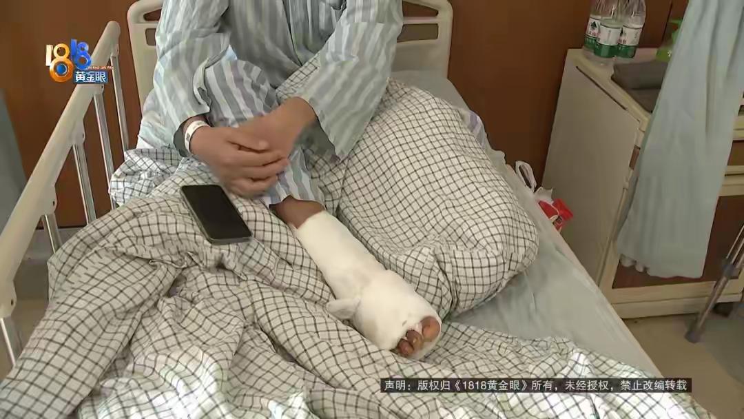 浙江杭州，一男子花17.73元在平台叫顺风车回家。他把行李放在后备箱，左脚踏入车