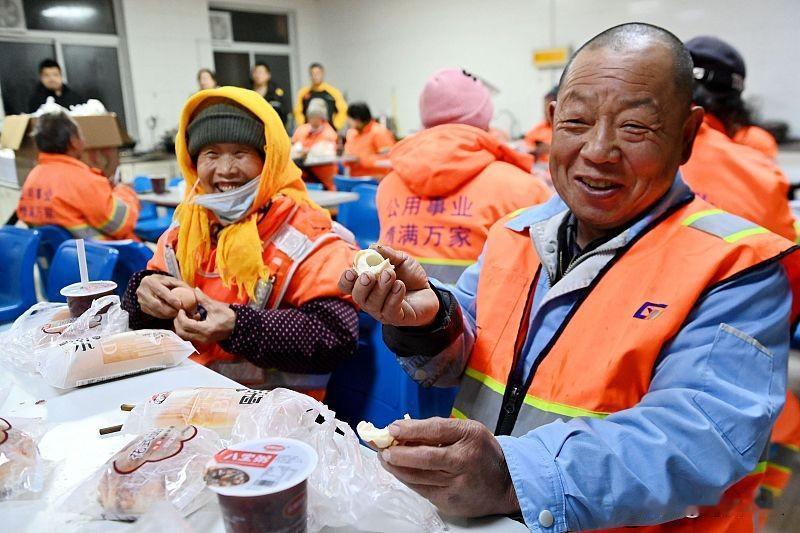 别说有钱了，就算现在兜里刚够买杯奶茶，我也没资格看不起谁啊。
        之