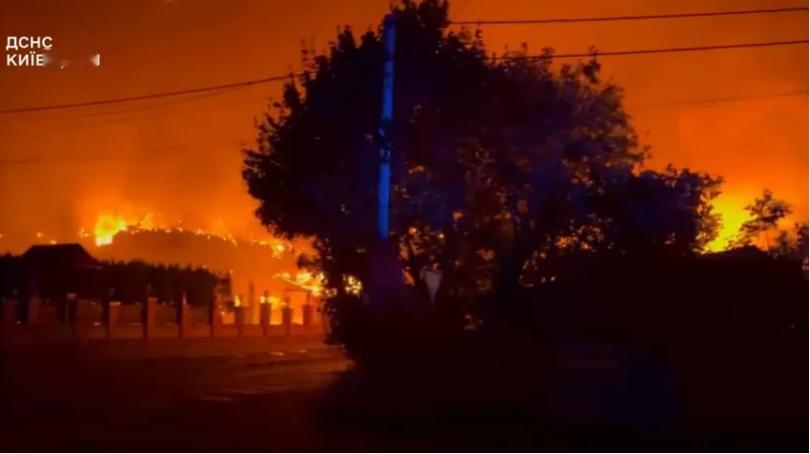 图文：俄军无人机引发基辅州一个弹药库殉爆造成37人丧生  泽连斯基称弹药库不应该