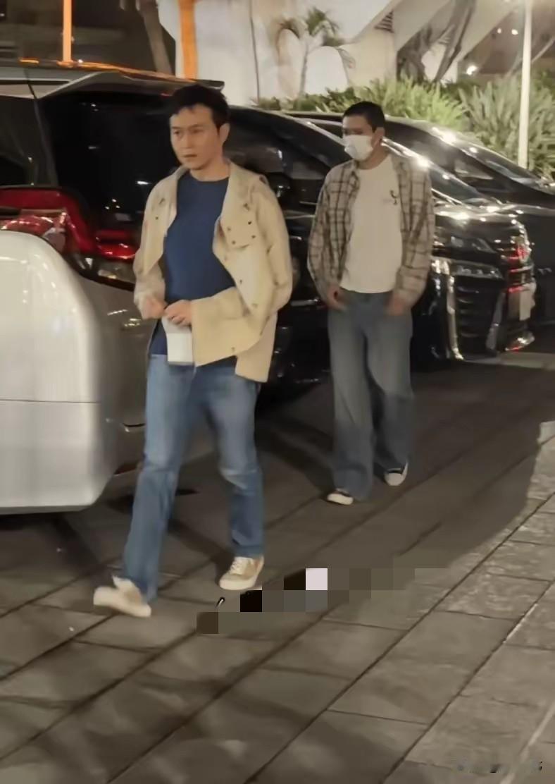 剪了寸头之后露出来的五官简直和妈妈一模一样
刚看到的时候还以为是张智霖和剪了寸头