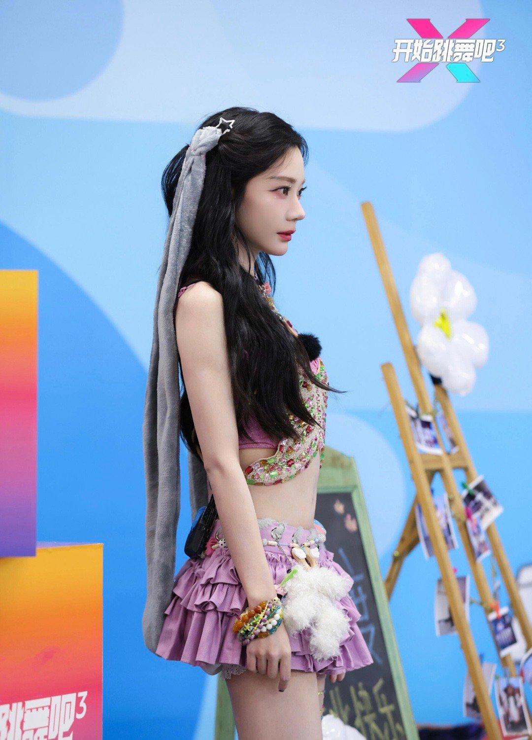 张紫宁《2SIX》舞台反差感绝了！谁能想到唱《卡路里》的甜妹，如今又美又飒气场全